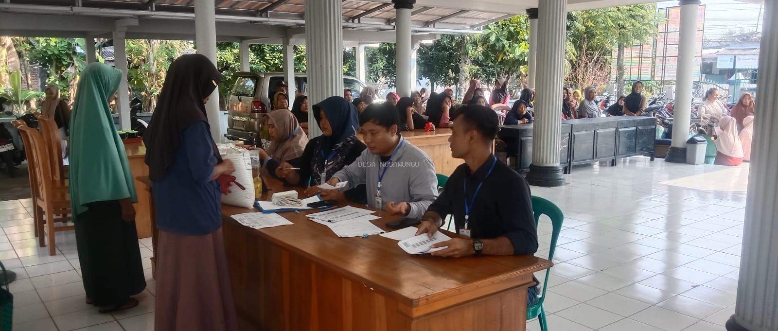Kegiatan Penyaluran Bantuan Pangan Desa Nusawungu Alokasi Bulan Februari - Maret 2026